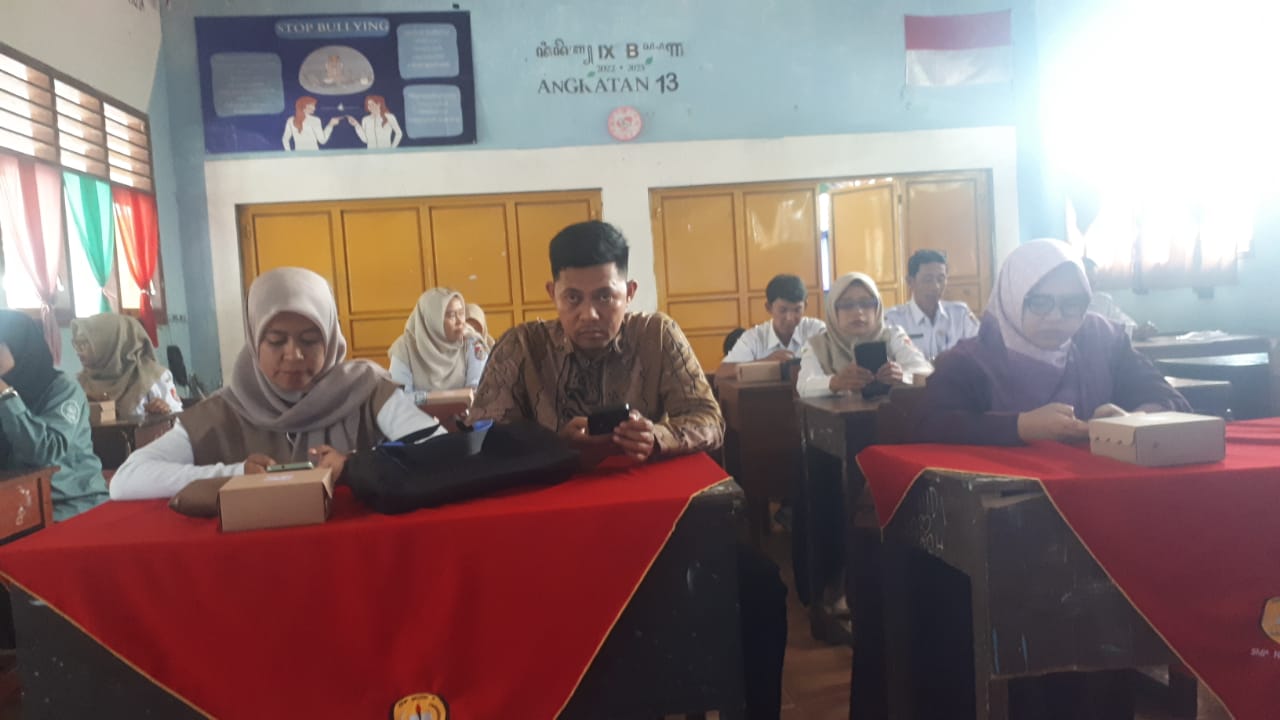 Dosen Tadris Matematika UIN KHAS Jember Dampingi Guru SMPN Ambulu dalam Pengembangan Bahan Ajar Digital Bernuansa Etnomatematika